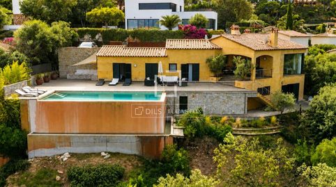 Propiedad de dos casas independientes, con vistas al mar, piscina, pista de tenis y licencia turística en venta en Sa Riera, image 5