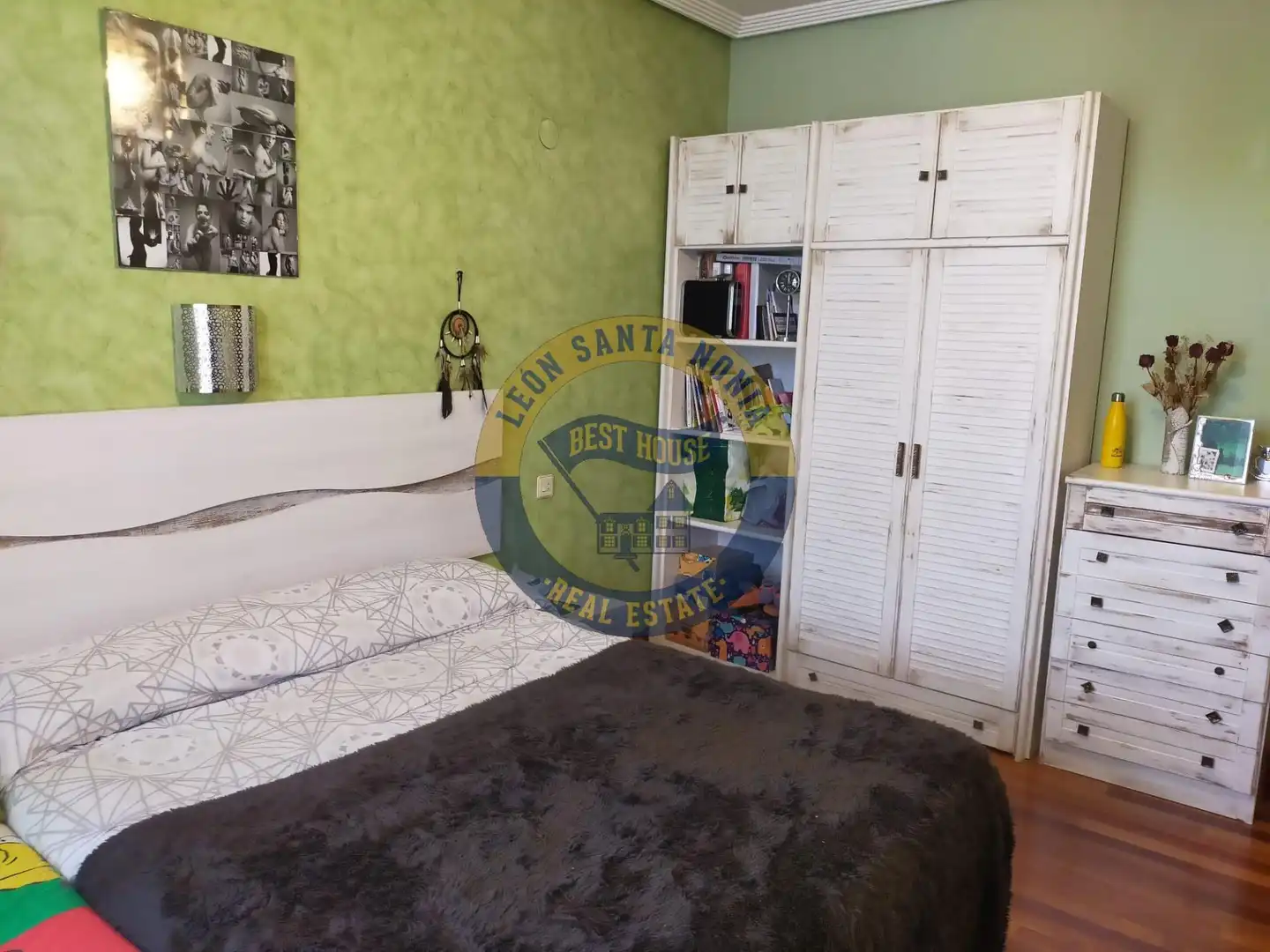 Dormitori de Casa o xalet en venda en León Capital  amb Calefacció