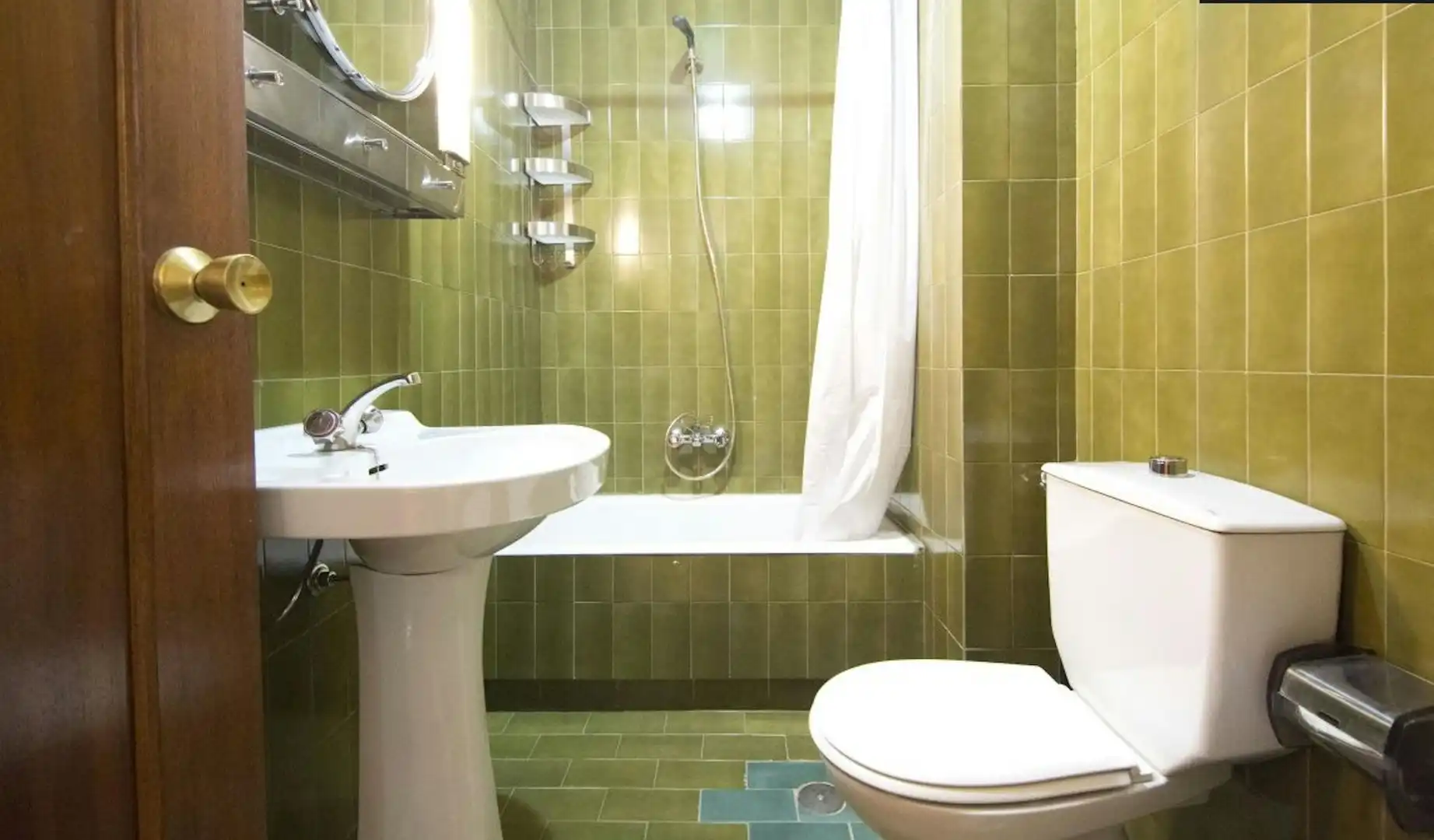 Bathroom of Flat for share in Madrid  with Heating, Washing machine and Internet