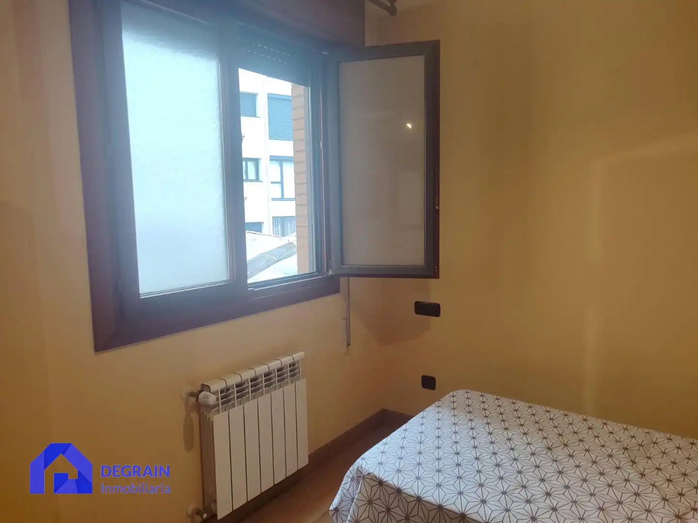 Dormitori de Pis en venda en Oviedo  amb Calefacció