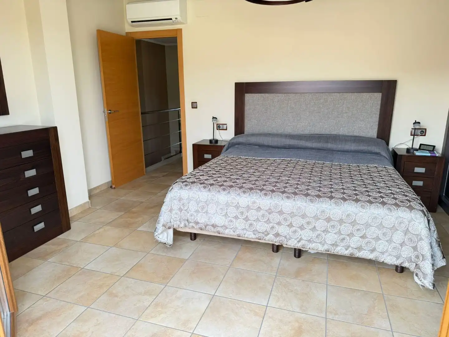 Dormitori de Casa o xalet en venda en Oliva amb Aire condicionat, Terrassa i Piscina