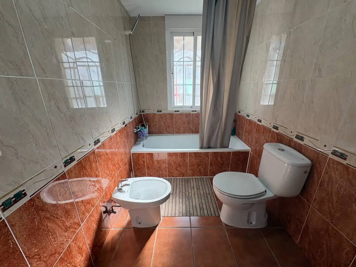 Bathroom of Houses for sale in El Viso de San Juan  with Air Conditioner, Private garden and Parquet flooring