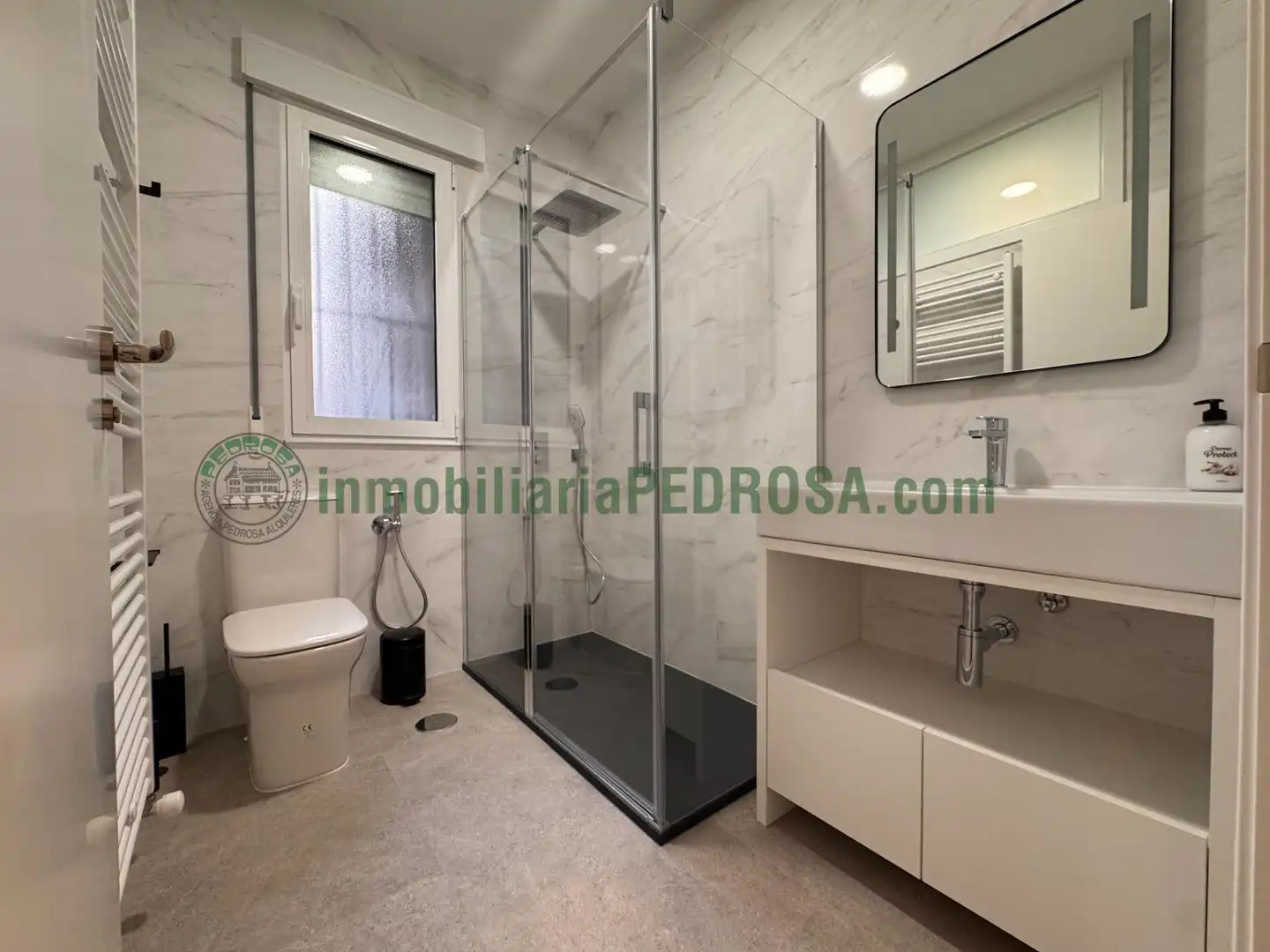 Baño de Piso de alquiler en Pontevedra Capital  con Calefacción y Balcón
