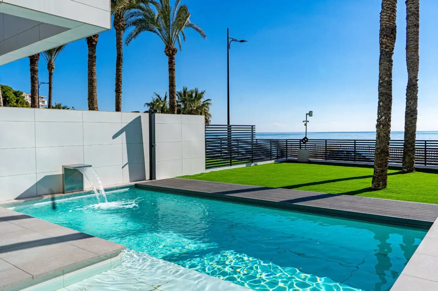 Schwimmbecken von Einfamilien-Reihenhaus zum Verkauf in El Campello mit Privatgarten, Terrasse und Abstellraum