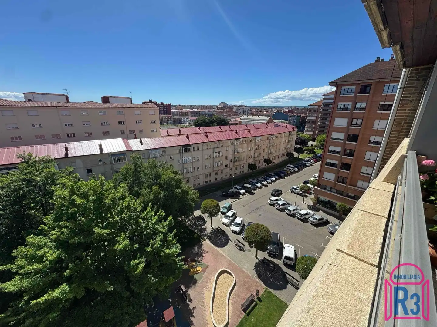 Vista exterior de Pis en venda en León Capital  amb Calefacció i Terrassa