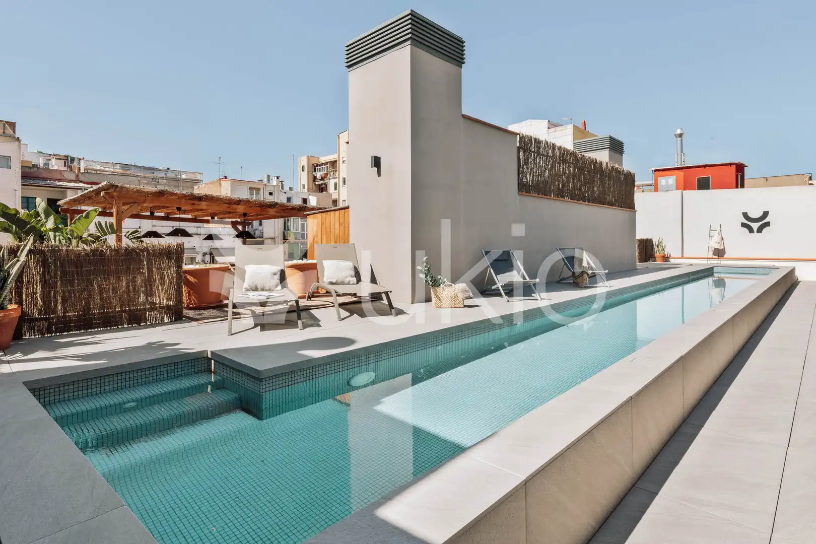 Piscina de Apartament de lloguer en Barcelona amb Aire condicionat, Calefacció i Moblat