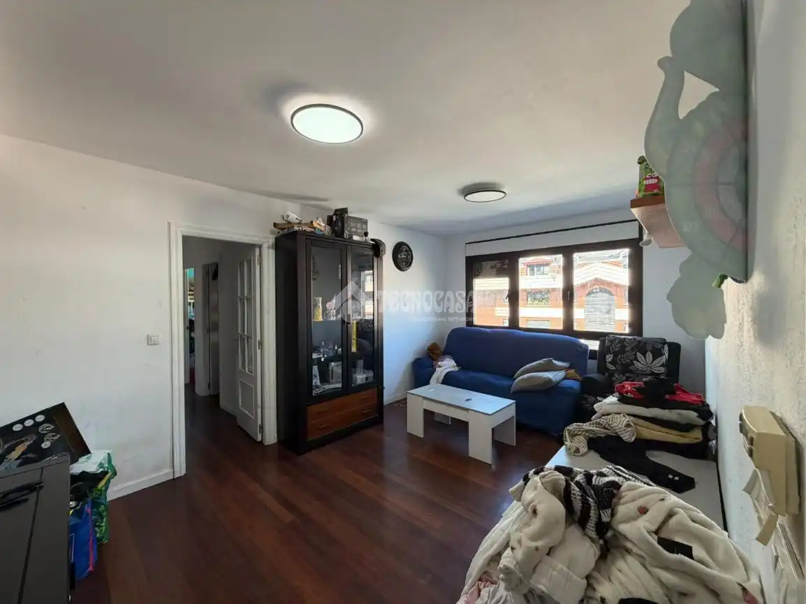 Sala de estar de Piso en venta en Castro-Urdiales con Piscina comunitaria