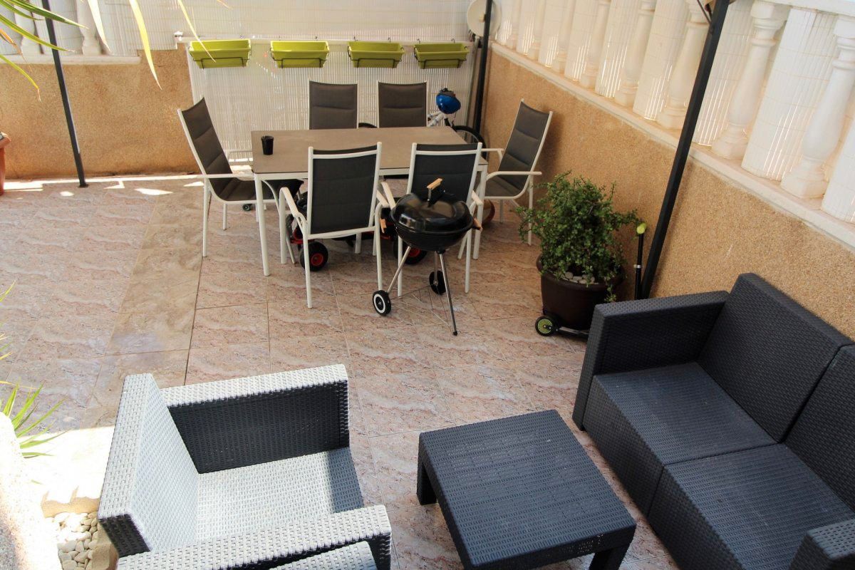 Terraza de Piso de alquiler en Torrevieja con Aire acondicionado, Jardín privado y Amueblado