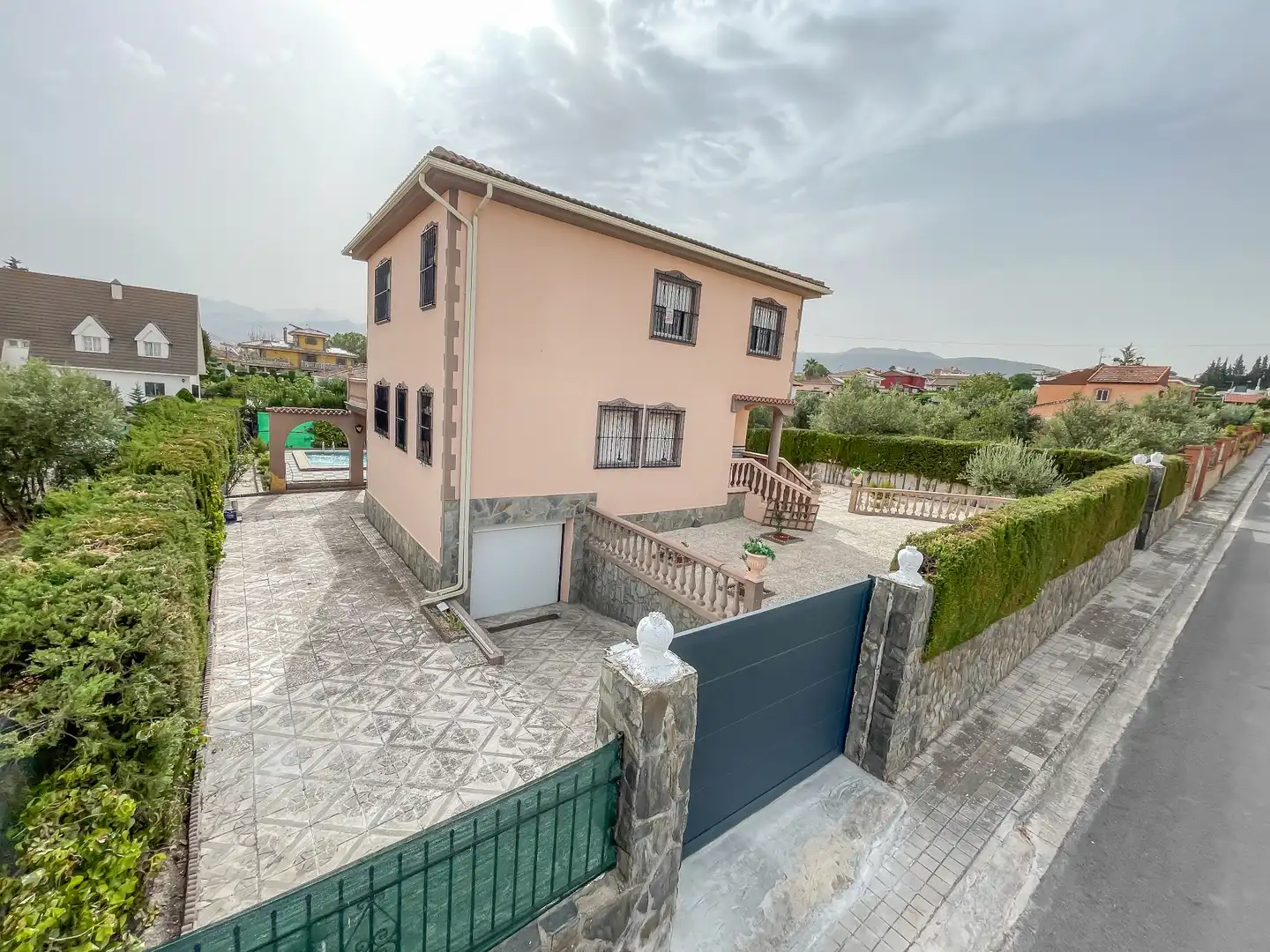 Vista exterior de Casa o xalet en venda en Villa de Otura amb Jardí privat, Terrassa i Piscina