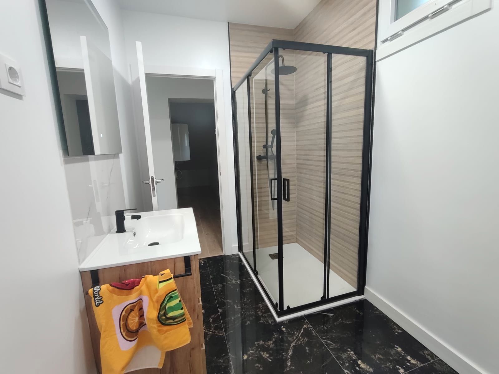 Bathroom of Flat to rent in Vigo   with Parquet flooring, Furnished and Oven