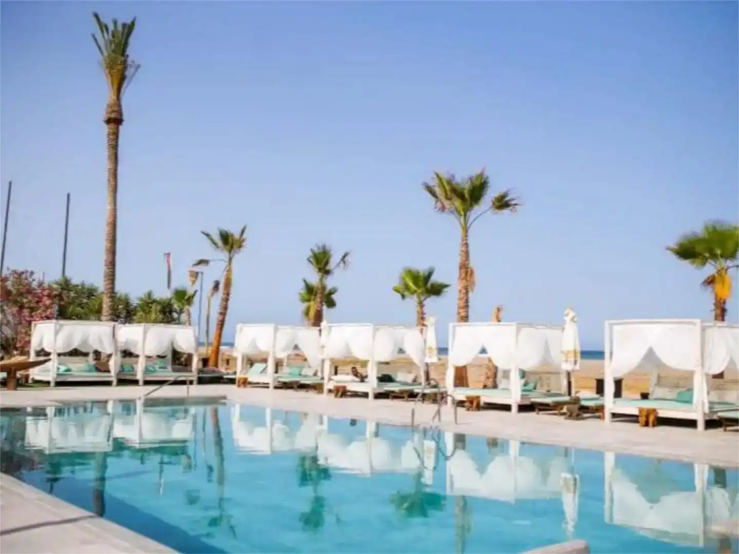 Piscina de Pis de lloguer en Vera amb Aire condicionat, Jardí privat i Piscina