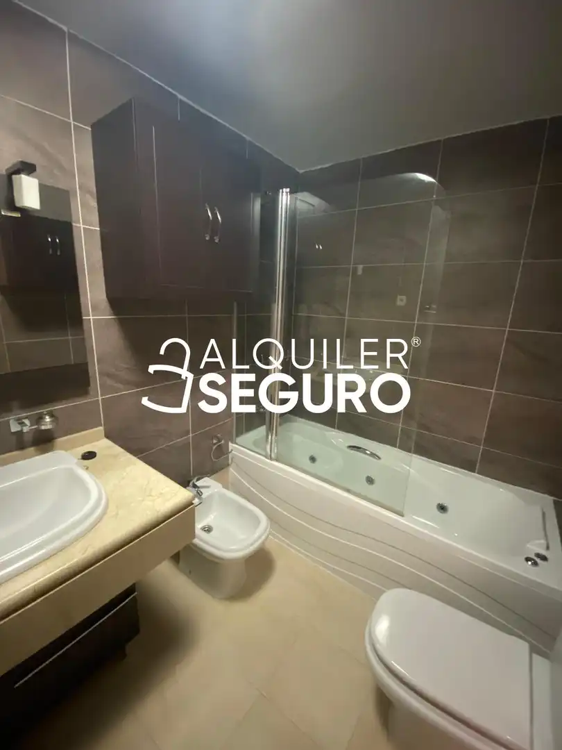 Bany de Pis de lloguer en Guadalajara amb Calefacció, Terrassa i Piscina