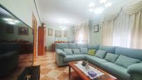 Sala d'estar de Casa adosada en venda en Ugena amb Aire condicionat i Piscina