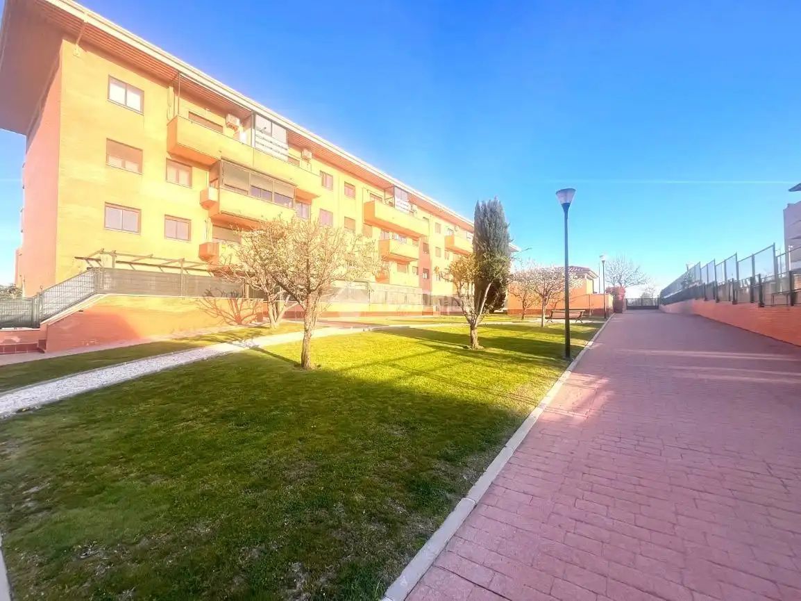 Vista exterior de Piso en venta en Navalcarnero con Aire acondicionado, Calefacción y Parquet