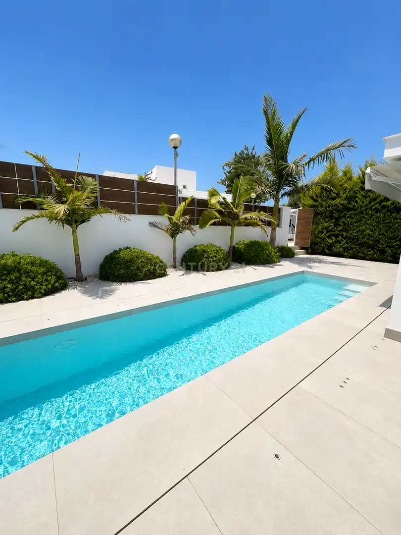 Piscina de Casa o xalet de lloguer en Santa Eulària des Riu amb Aire condicionat, Jardí privat i Traster