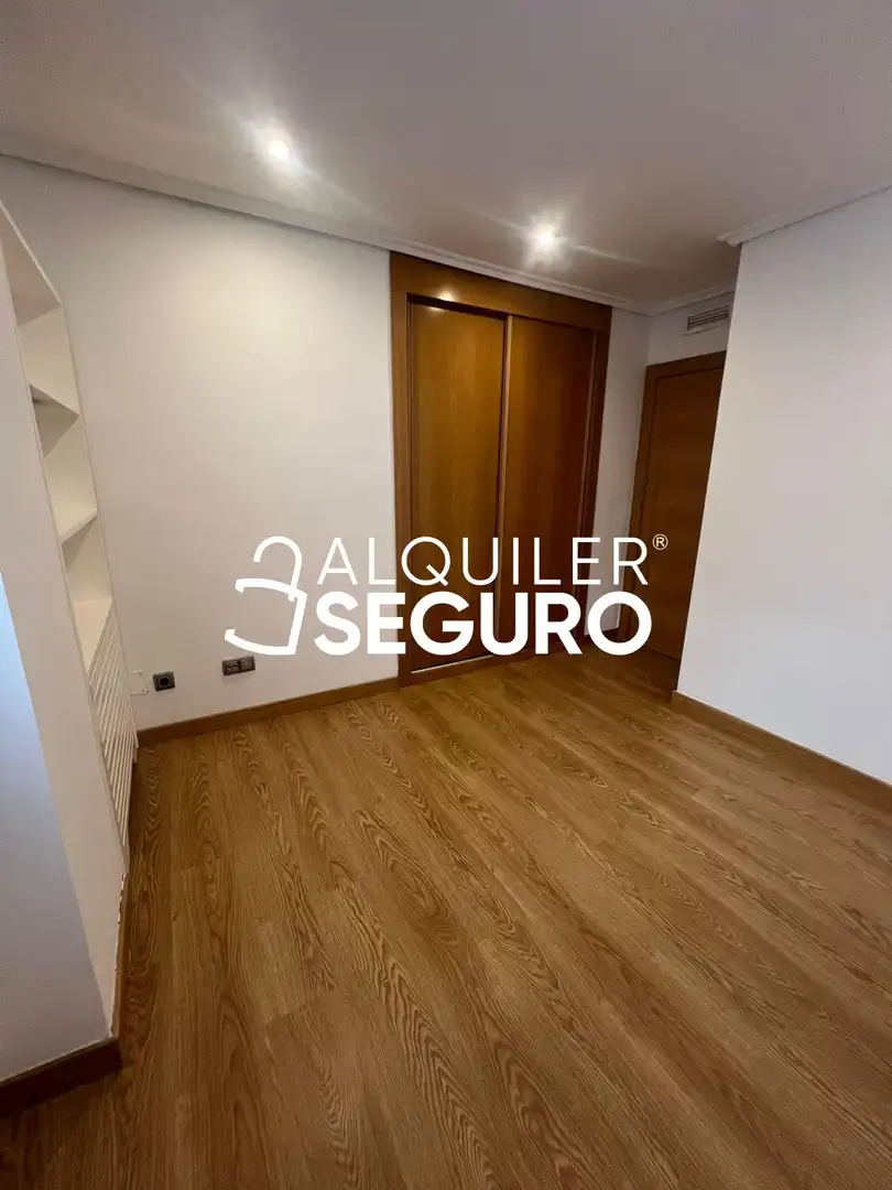Dormitori de Pis de lloguer en Madrid amb Aire condicionat, Calefacció i Terrassa