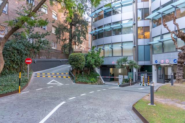 Garaje en Alquiler en  CALLE VIA AUGUSTA, 281 en Les Tres Torres