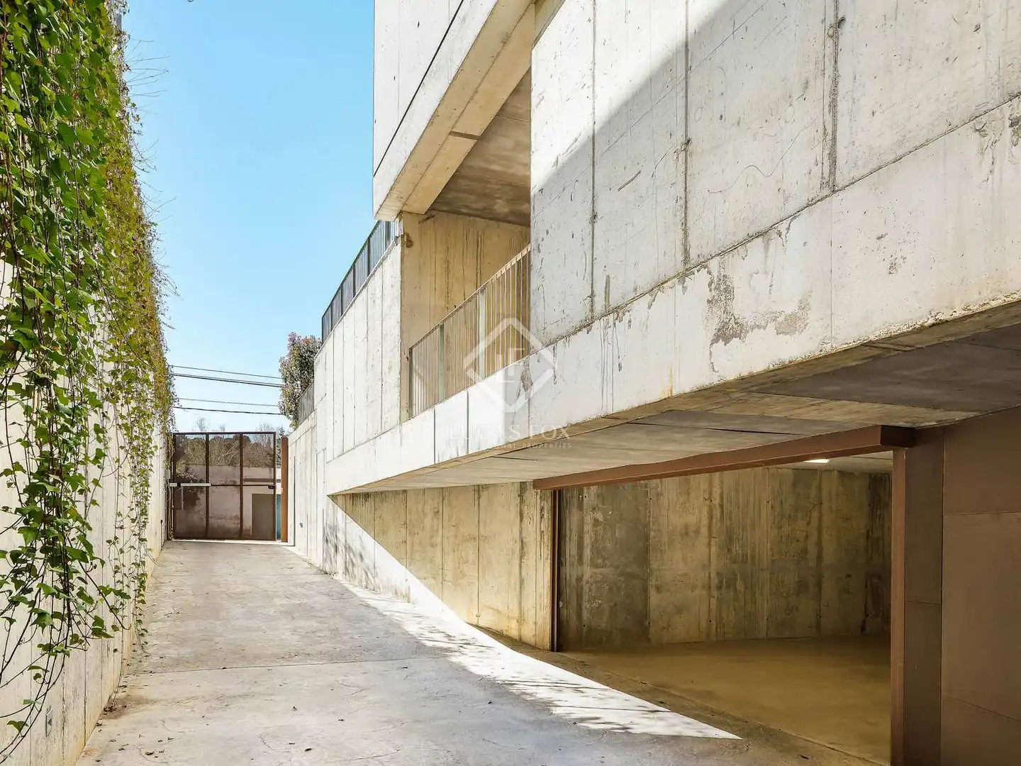 Vista exterior de Casa o xalet en venda en Sant Cugat del Vallès amb Aire condicionat, Calefacció i Jardí privat