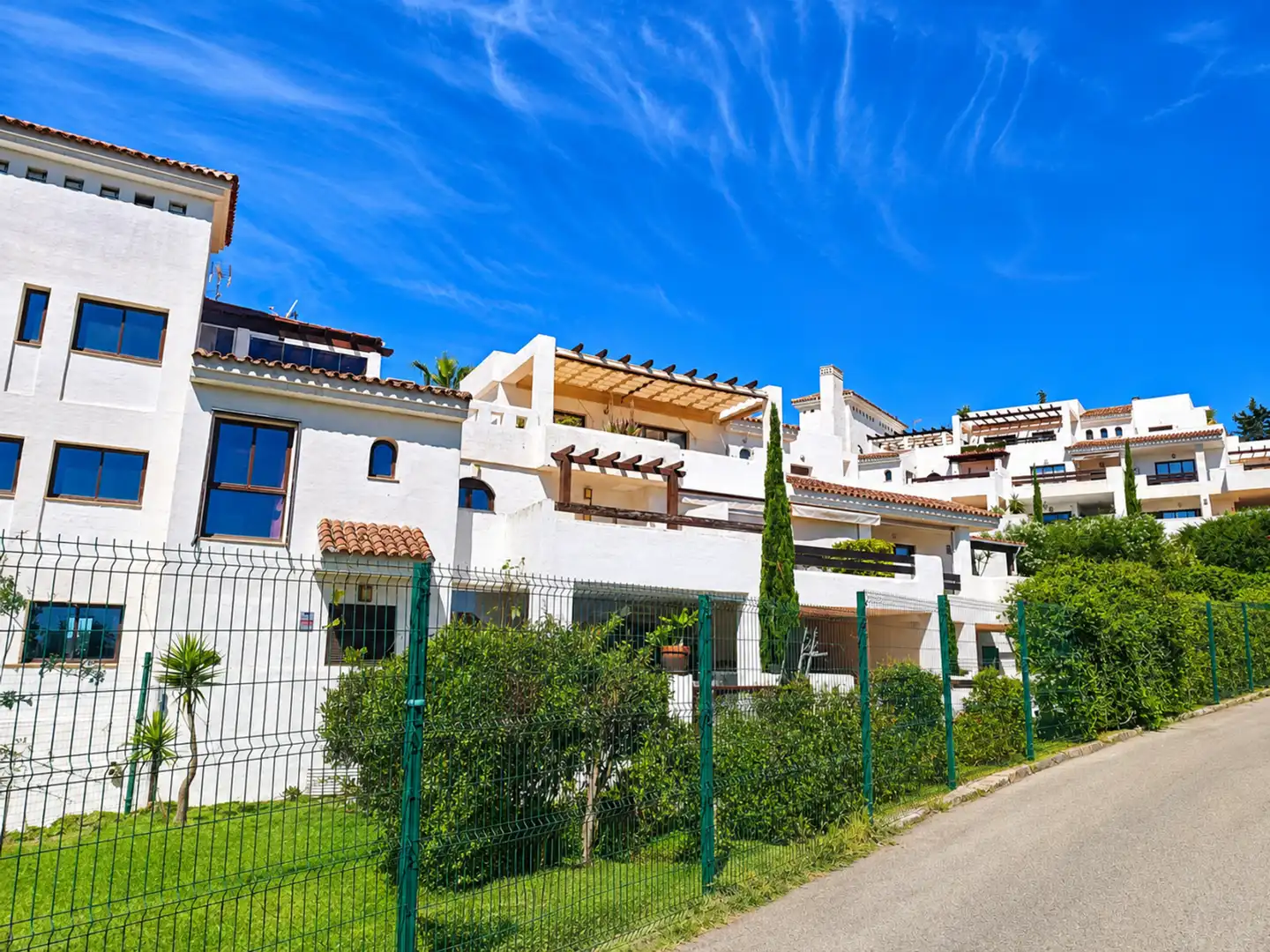 Vista exterior de Apartament en venda en Casares amb Aire condicionat, Terrassa i Piscina