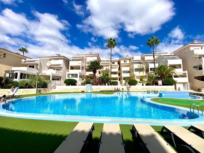 Piscina de Piso en venta en Arona con Aire acondicionado, Terraza y Amueblado