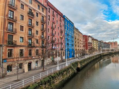 Vista exterior de Pis en venda en Bilbao  amb Calefacció