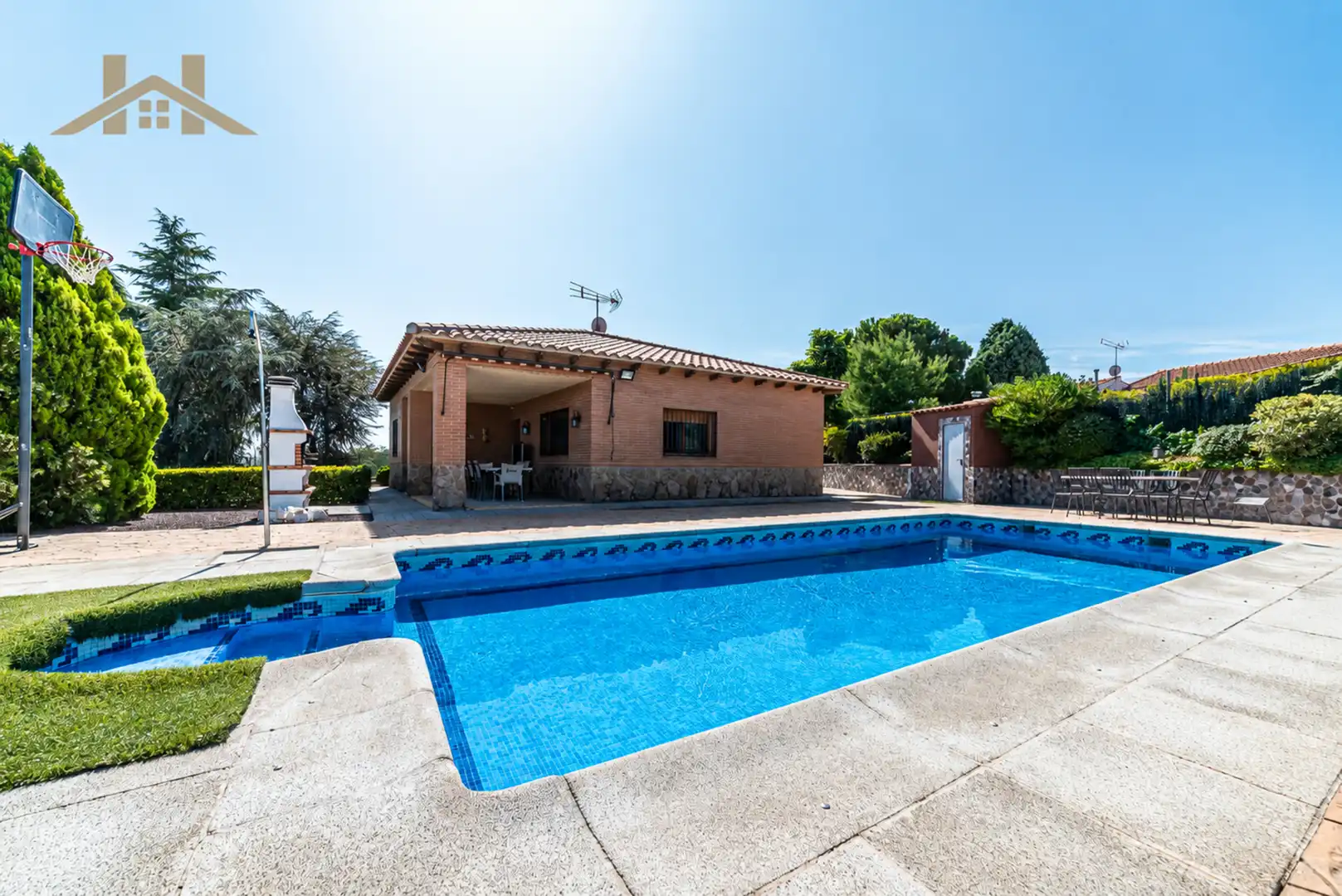 Xalet amb piscina en venda a Calle de Cordoba 9
