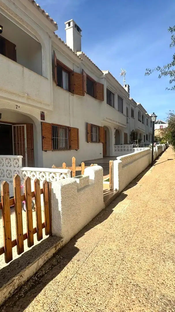 Vista exterior de Casa adosada en venda en Orihuela amb Jardí privat, Terrassa i Traster
