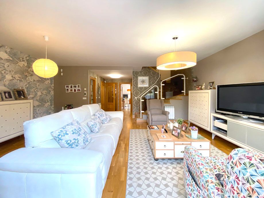 Sala d'estar de Casa o xalet en venda en Miranda de Ebro amb Calefacció, Jardí privat i Traster