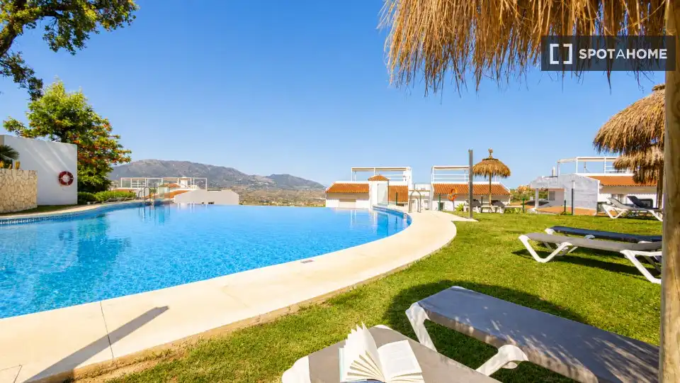 Piscina de Apartamento para compartir en Ojén con Aire acondicionado, Terraza y Amueblado