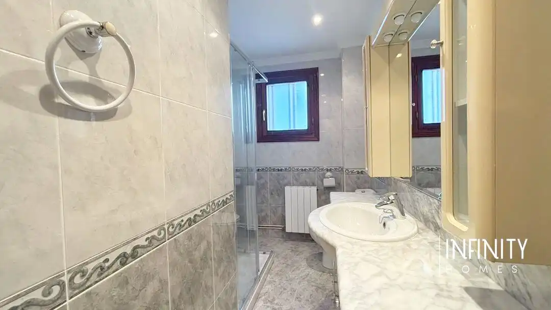 Bathroom of Flat for rent in Galdakao  with Heating, Terrace and Furnished