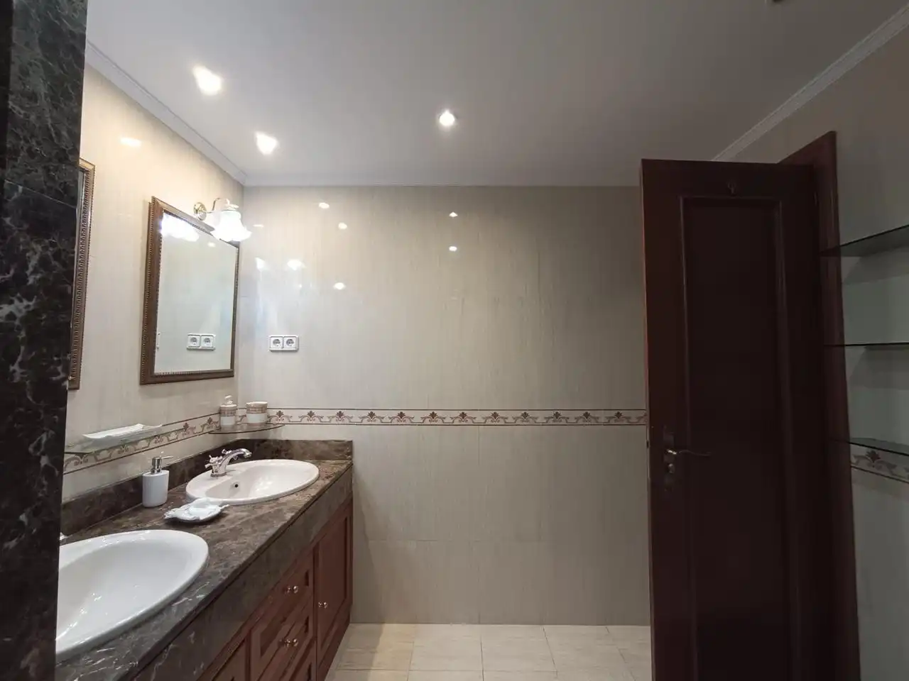 Baño de Piso en venta en Madrid con Aire acondicionado, Calefacción y Jardín privado