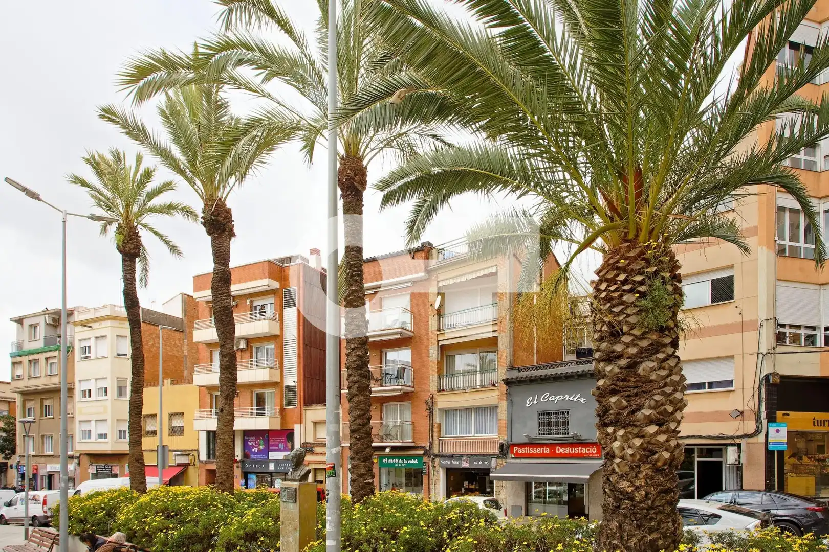 Vista exterior de Piso en venta en Cornellà de Llobregat con Aire acondicionado, Calefacción y Parquet