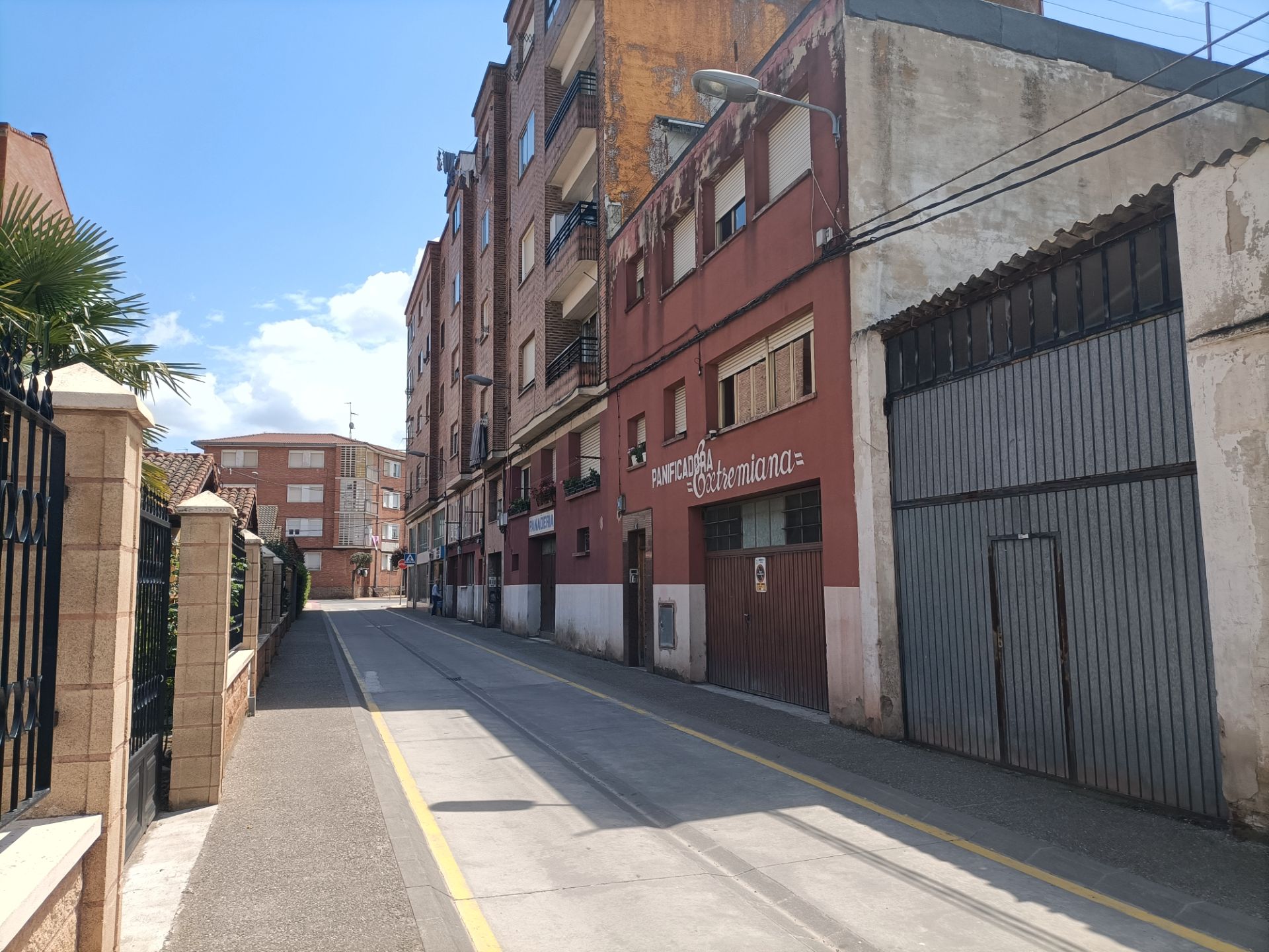 Vista exterior de Edifici en venda en Nájera