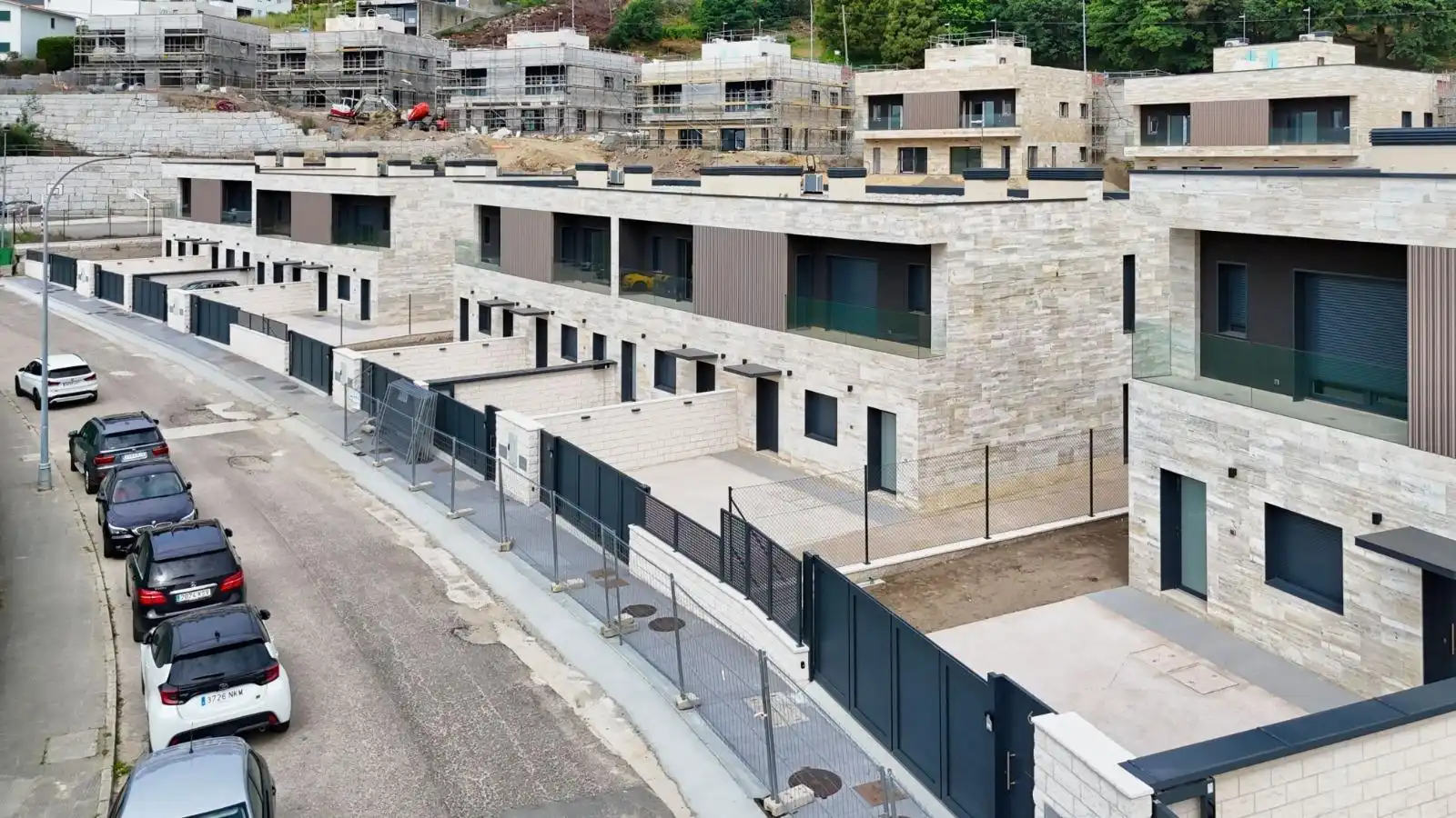 Vista exterior de Casa adosada en venda en Poio amb Jardí privat, Terrassa i Traster