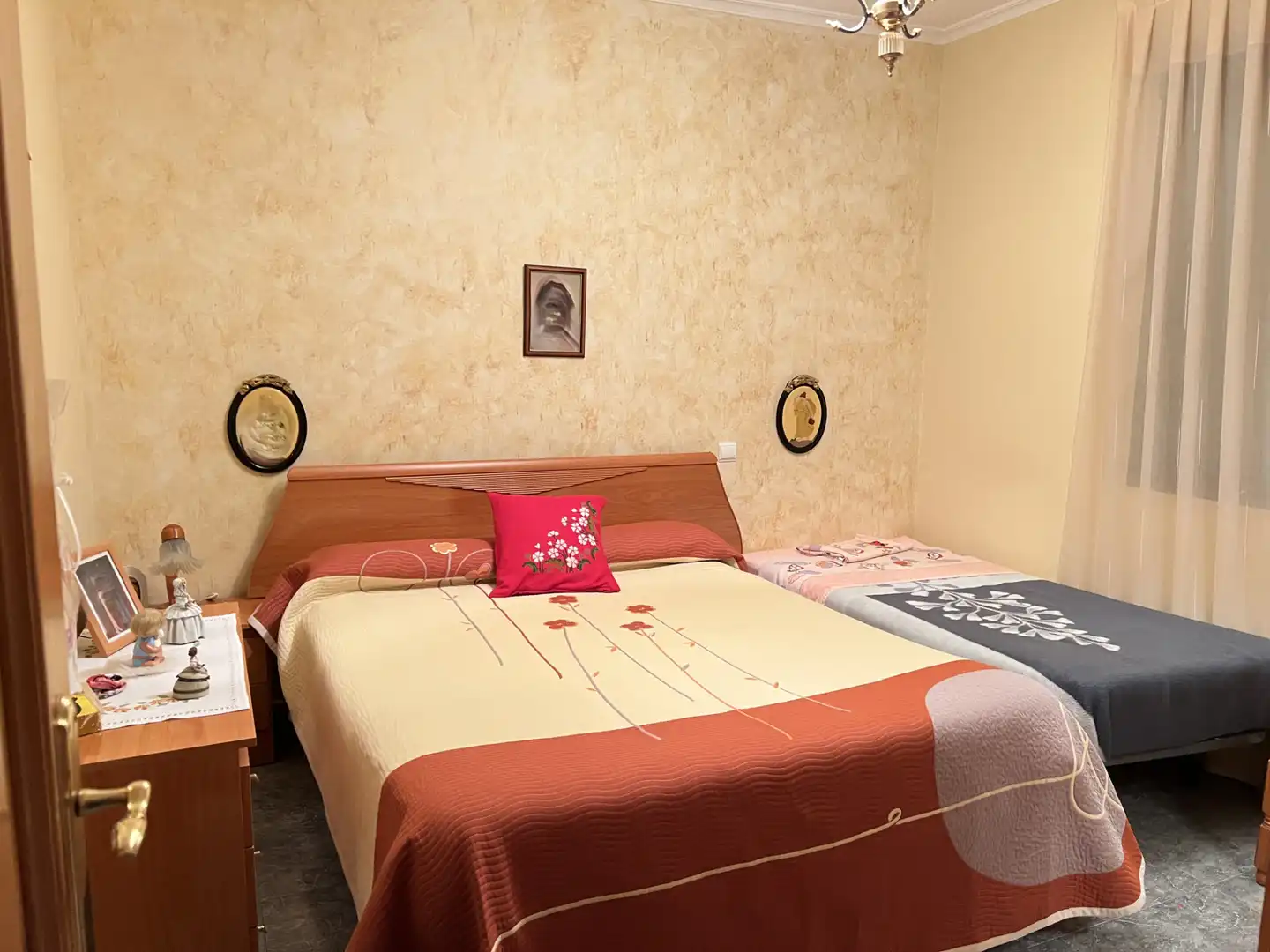 Schlafzimmer von Haus oder Chalet zum Verkauf in Herencia mit Klimaanlage, Heizung und Möbliert