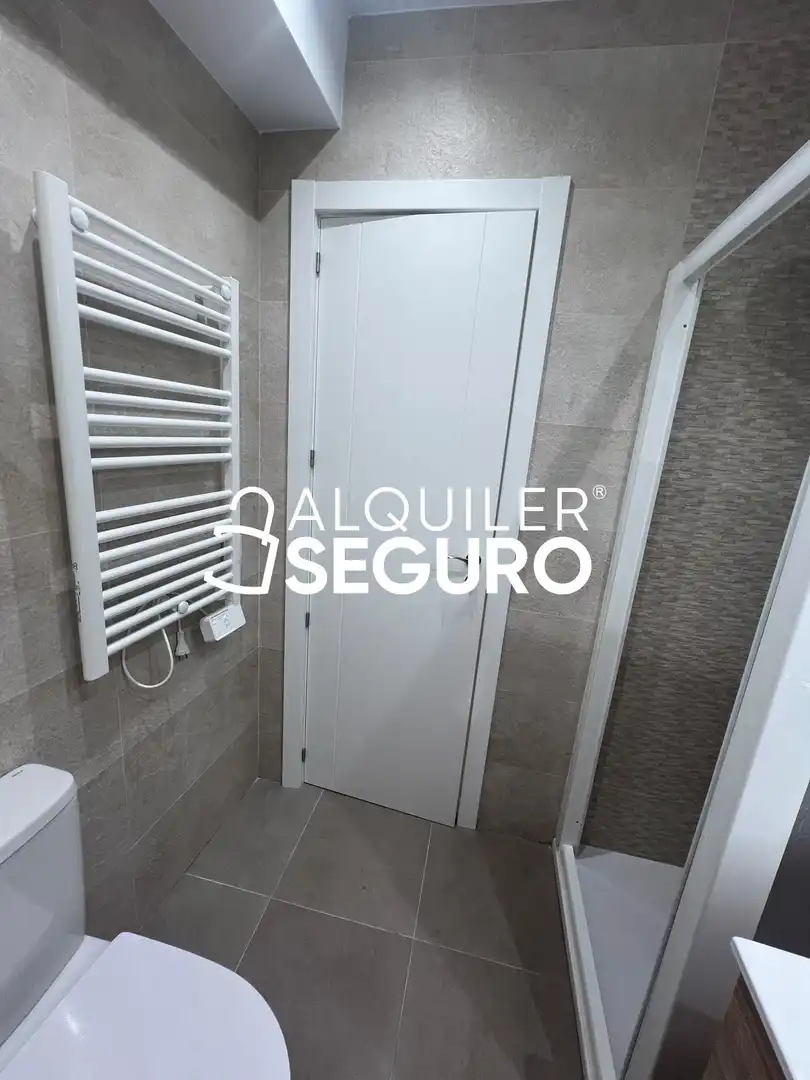 Baño de Piso de alquiler en Alcobendas con Aire acondicionado, Calefacción y Terraza