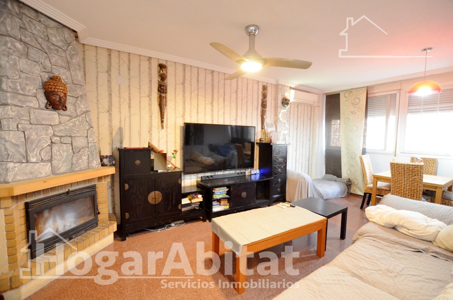 Sala d'estar de Casa adosada en venda en Mutxamel amb Aire condicionat, Terrassa i Traster