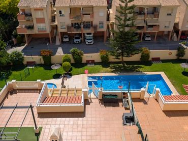Pis amb piscina en venda a Calle Calle Ancla. Urb. Golf Beach I