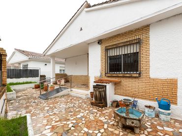Chalet con jardín en venta en Calle Rumanía 30
