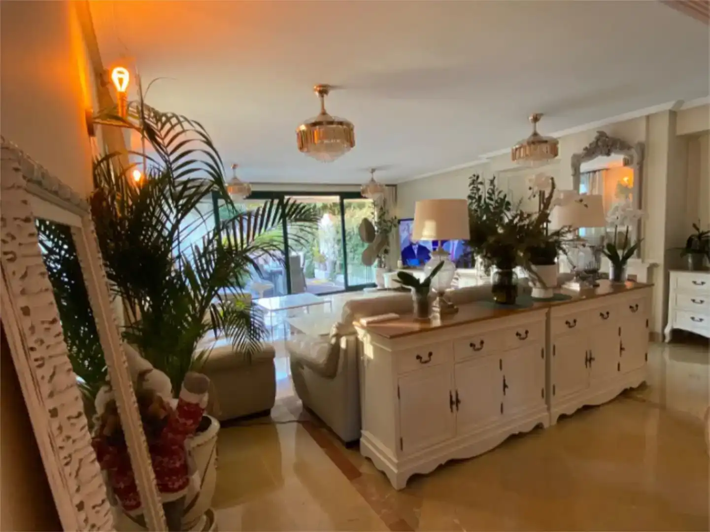 Sala d'estar de Casa adosada de lloguer en Marbella amb Aire condicionat, Piscina i Balcó