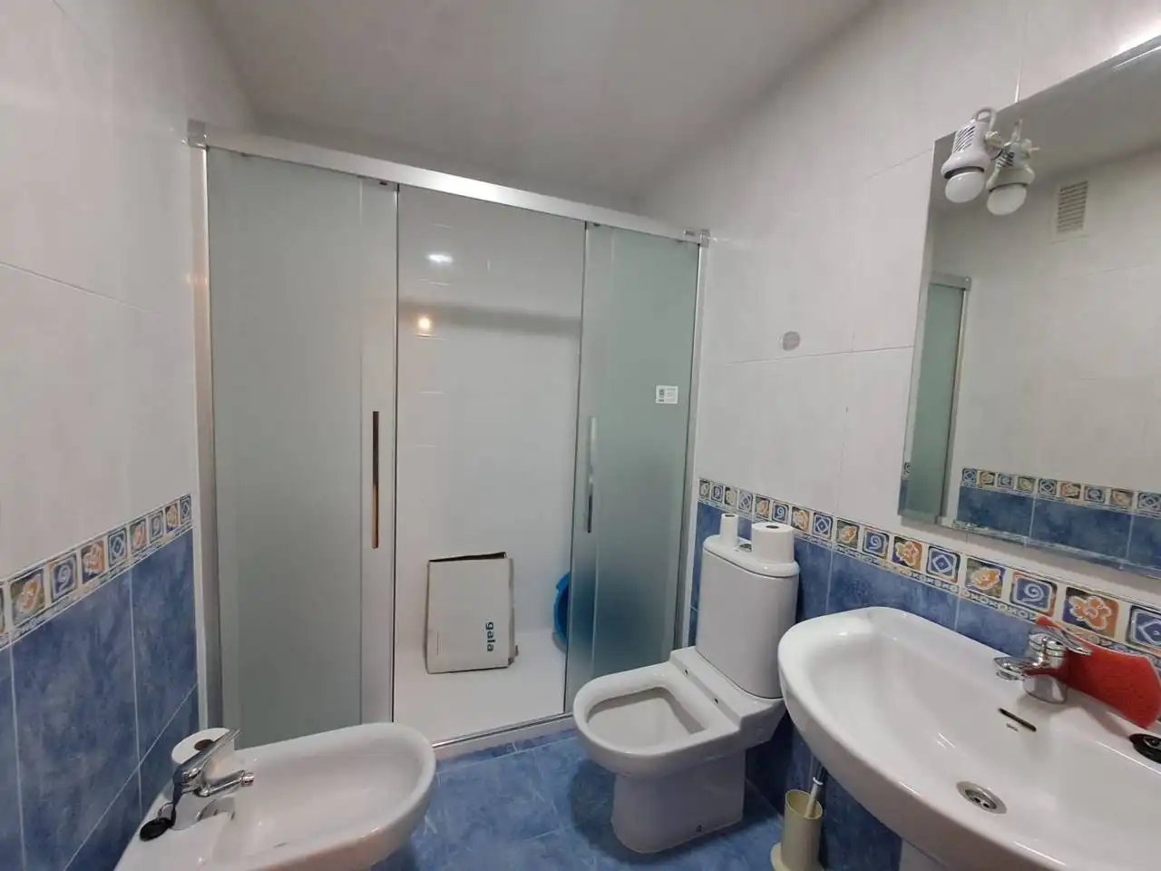 Badezimmer von Wohnung zum Verkauf in Burgos mit Parkett und Abstellraum