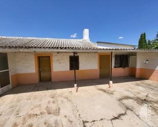 Vista exterior de Casa o xalet en venda en Argamasilla de Calatrava amb Jardí privat, Terrassa i Traster