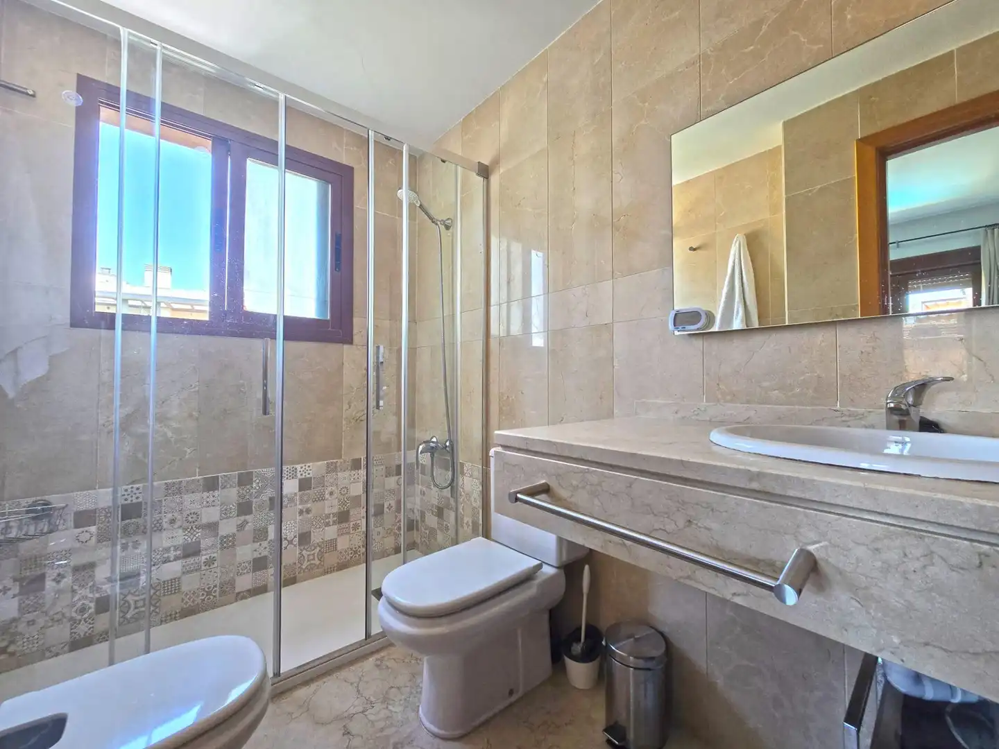 Badezimmer von Wohnung zum Verkauf in Mairena del Aljarafe mit Gemeinschaftspool