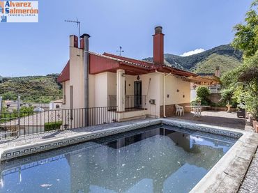 Villa mit Pool zum Verkauf in Calle Brasil