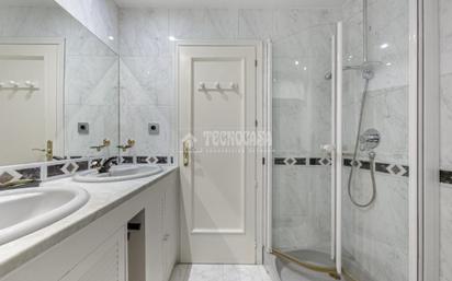 Bathroom of Flat for sale in  Madrid Capital  with Air Conditioner, Heating and Balcony