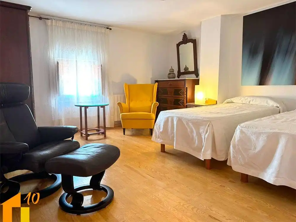Bedroom of Houses for sale in Villaldemiro  with Heating, Storage room and Furnished