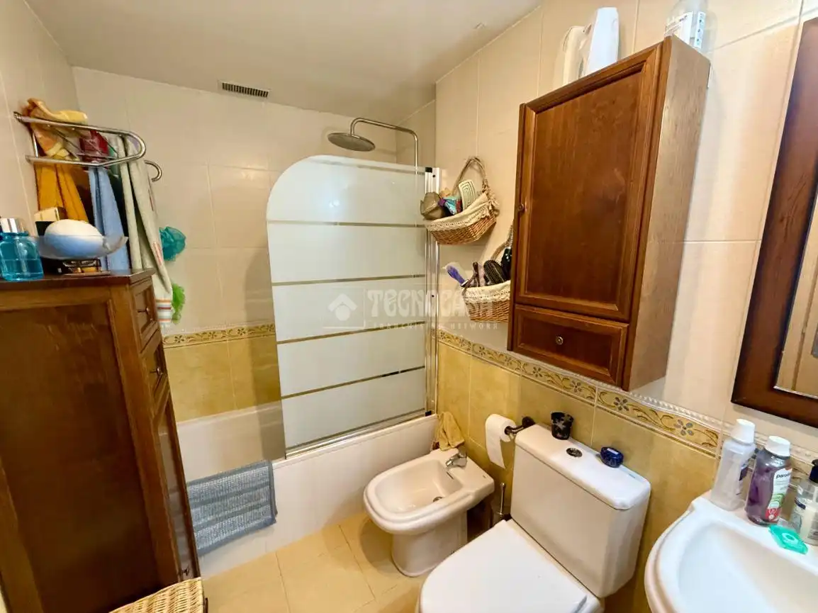 Bathroom of Flat for sale in Madrid  with Air Conditioner and Heating