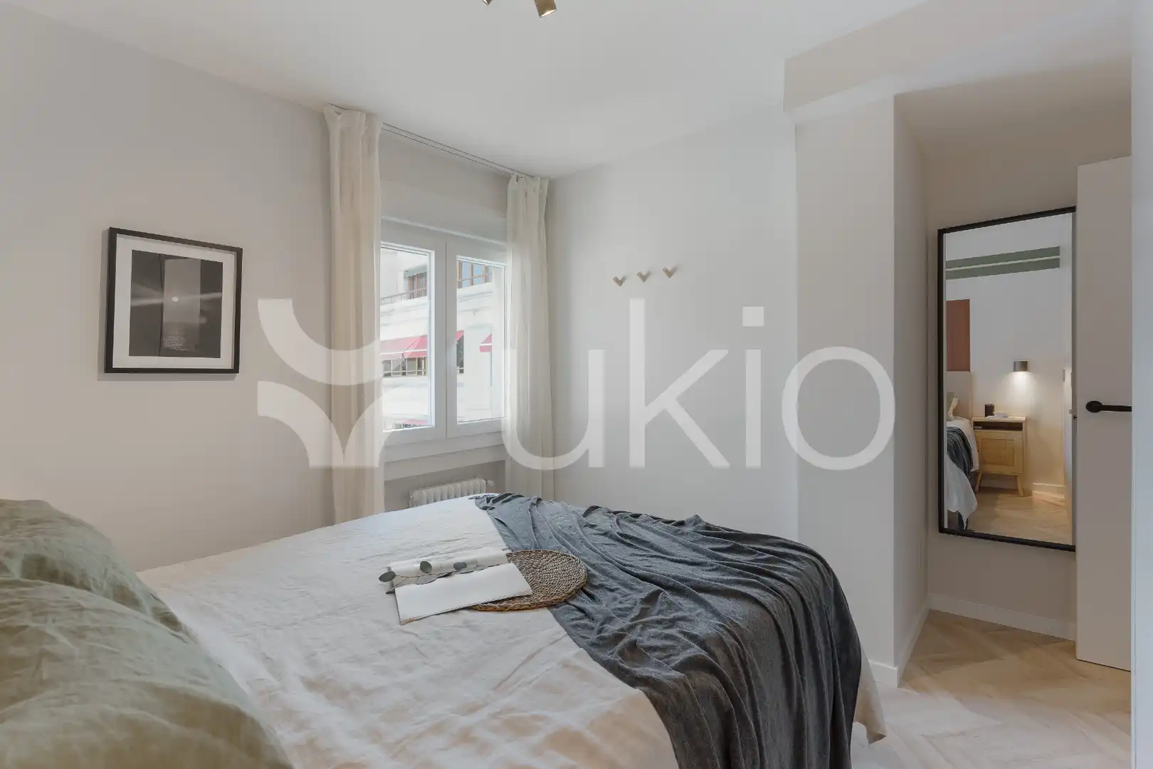 Dormitori de Apartament de lloguer en Madrid amb Aire condicionat, Calefacció i Moblat