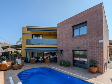 Detached house with balcony for sale in Santa Clotilde