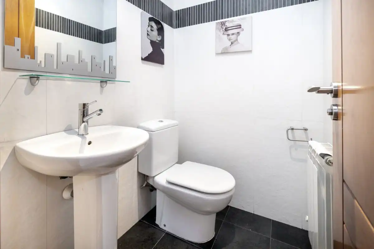 Bathroom of Flat for rent in Granada  with Heating, Private garden and Storage room